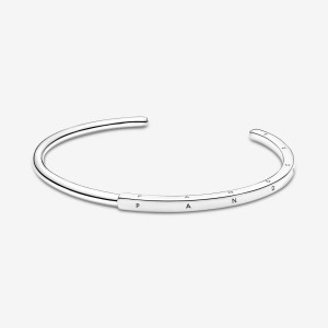 Pandora Signature I-D Open Bangle Silber | 673DVBTHO